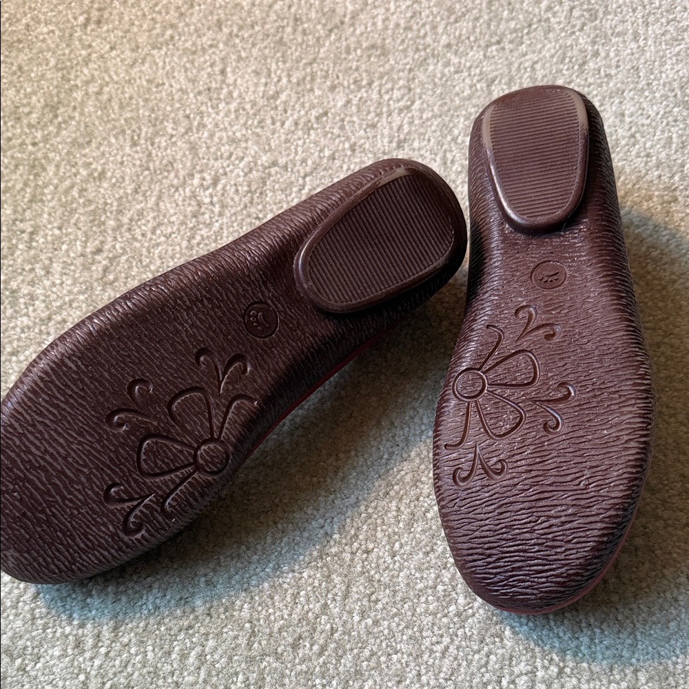 Bare Traps Women's Red Katarina Flats - Picture 7 of 7